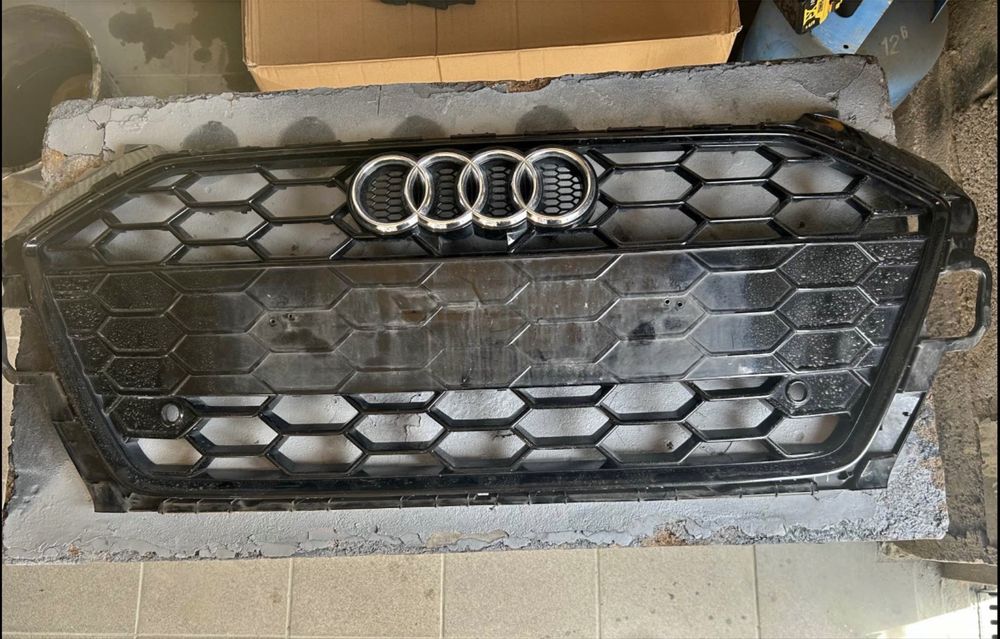Решітка радіатора Audi A4 B9