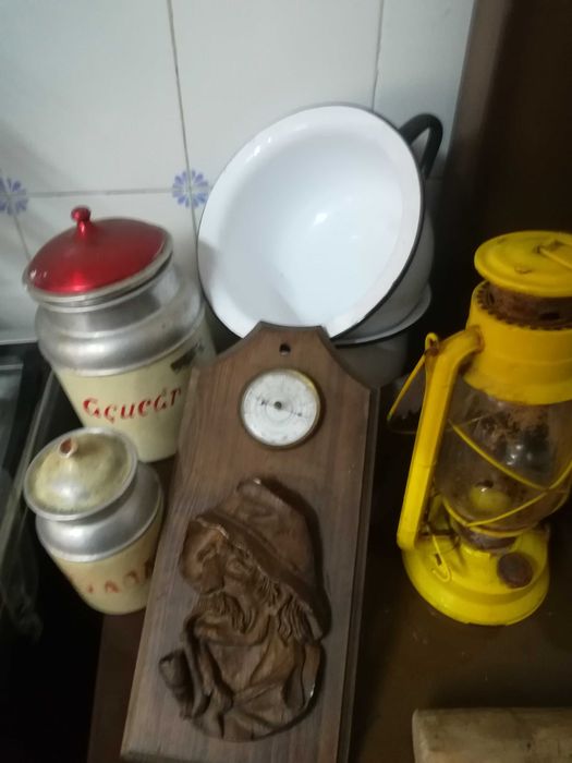 Candeeiro a petróleo entre outros artigos