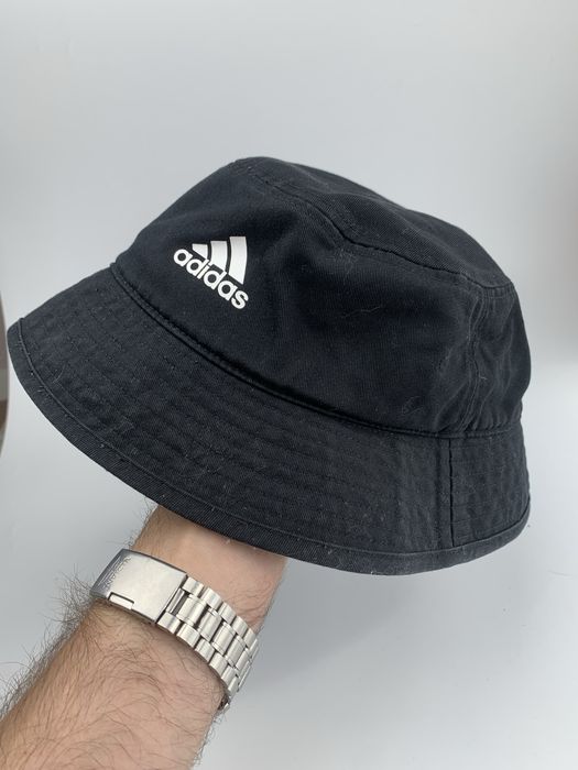Панама Adidas з вентиляцією