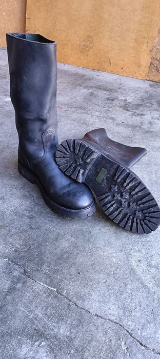 Máquina fotográfica antiga yachika um par de botas anti fogo e  outros