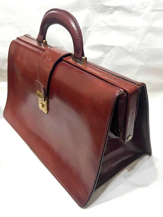 Pasta Executiva Clássica em Couro Castanho Bristol Myers Squibb