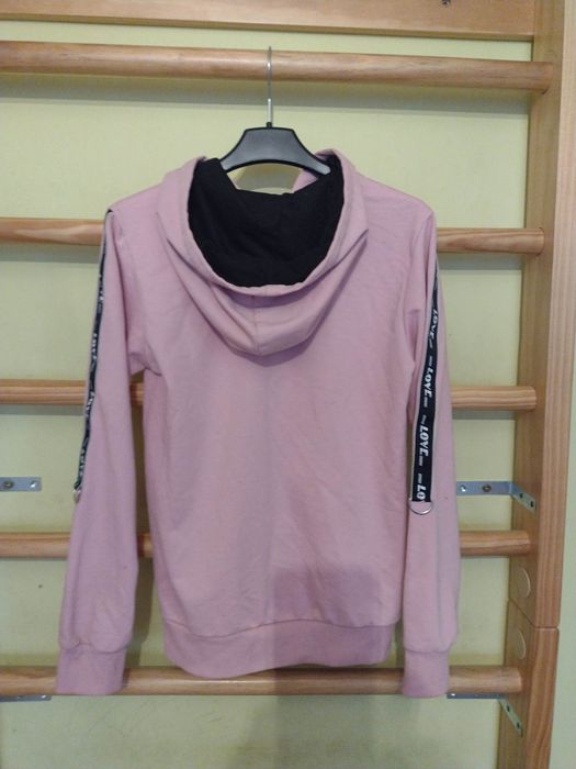Różowa bluza z kapturem