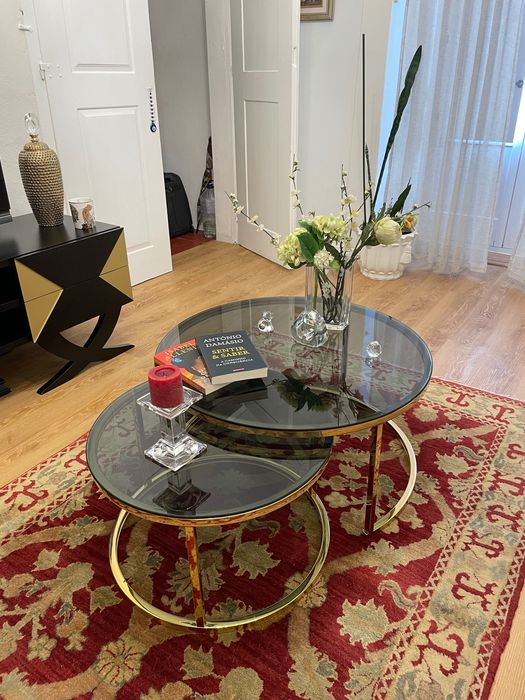 Par de Mesas de Vidro em Preto e Dourado