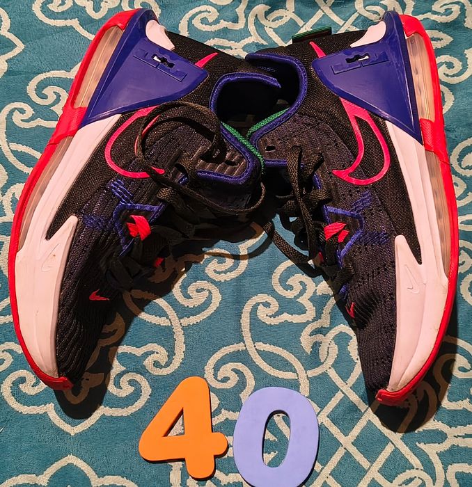 Buty do koszykówki Nike LeBron Witness VI USA roz. 40,5