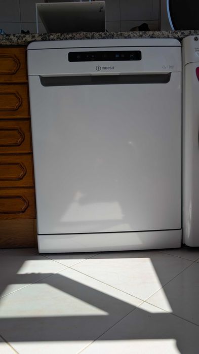 Vendo máquina da loiça - marca Indesit
