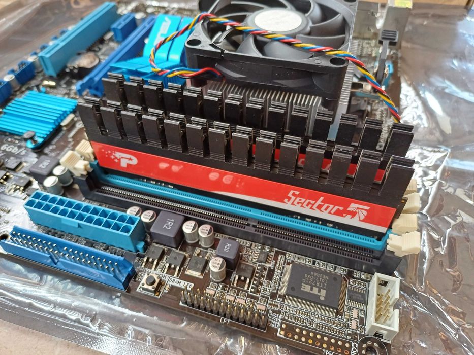 Płyta główna PC ASUS z procesorem i RAM