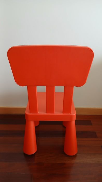 Mesa com cadeiras e banco