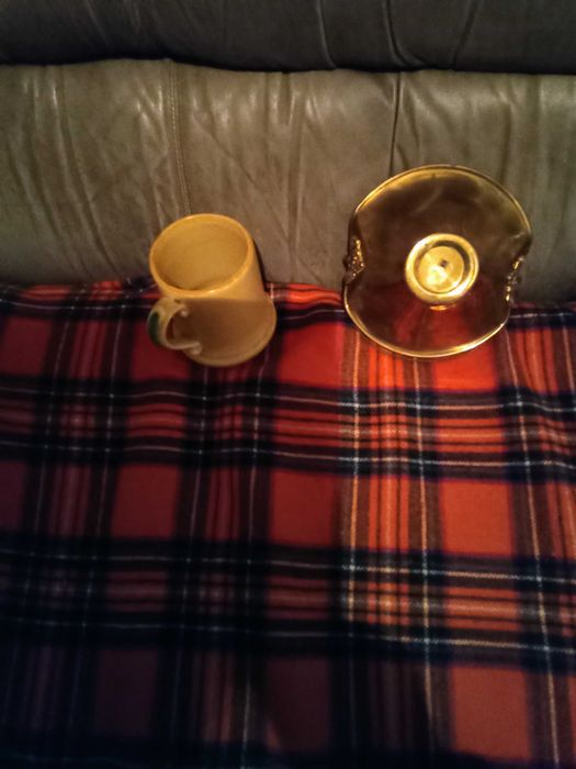 CANECA EM LOUCA E CESTA EM  CHAPA