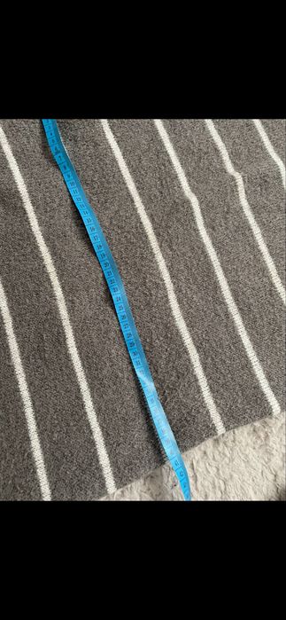 Szara sweterkowa sukienka w paski jesienna zimowa