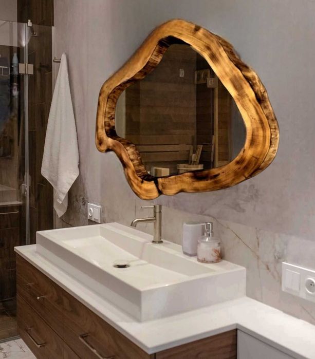 nowoczesne drewniane lustro w designerskim kształcie do łazienki