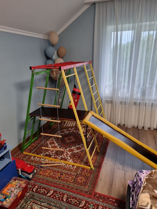 Дитячий майданчик, горка
