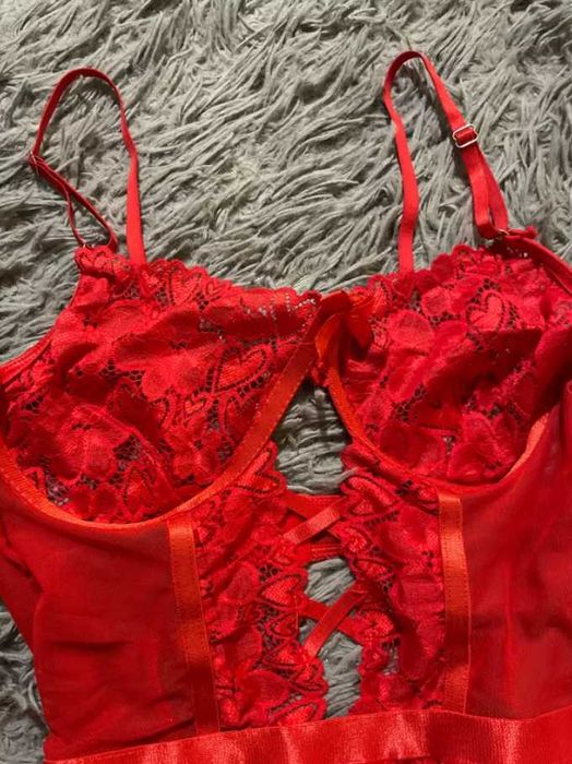 Koronkowe body akcentujące talię