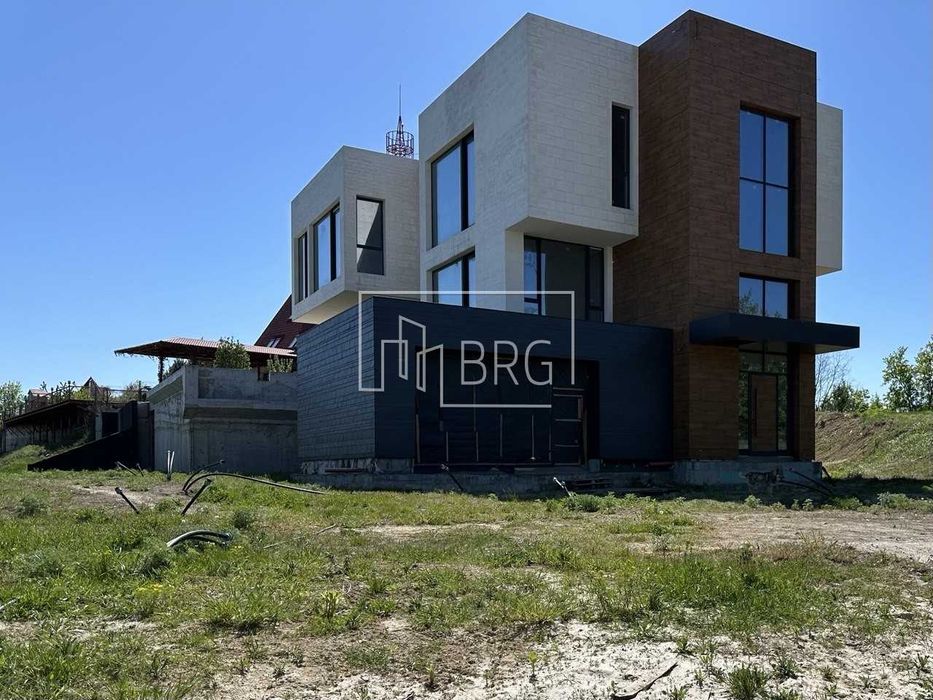 Современный дом с бассейном на террасе 74 сотки Лесники без комиссии