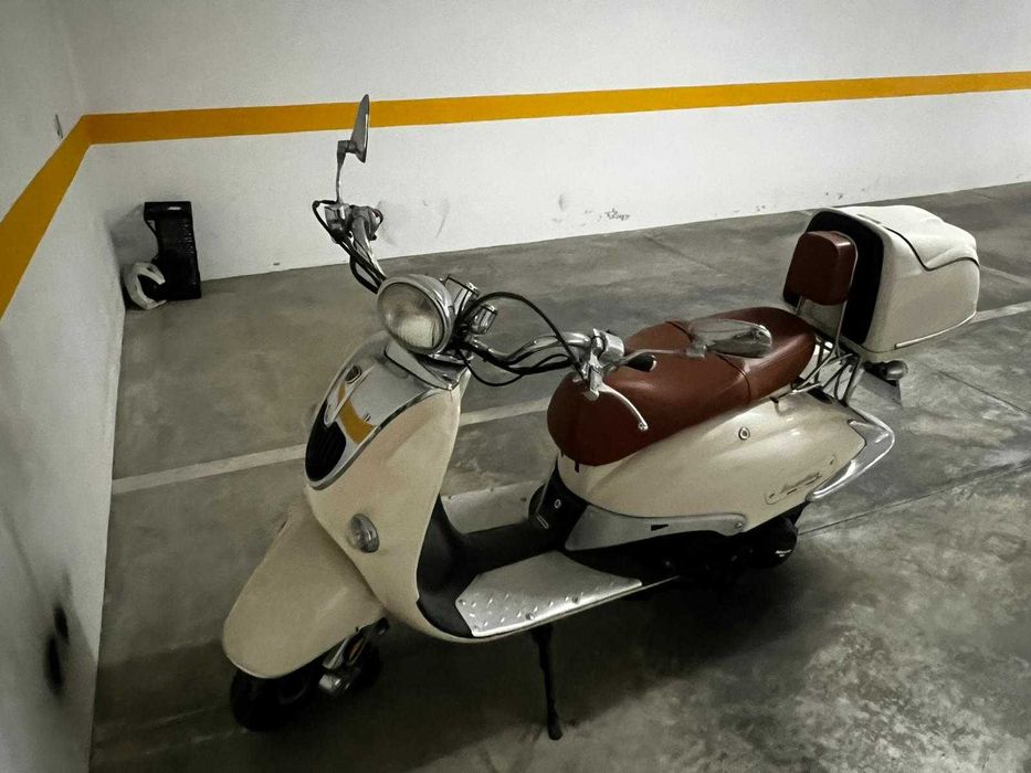 Scooter 125 estilo Vespa – 2.000 km – como nova
