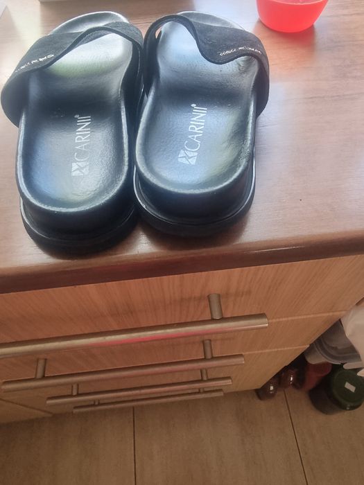 Klapki skórzane CARINII