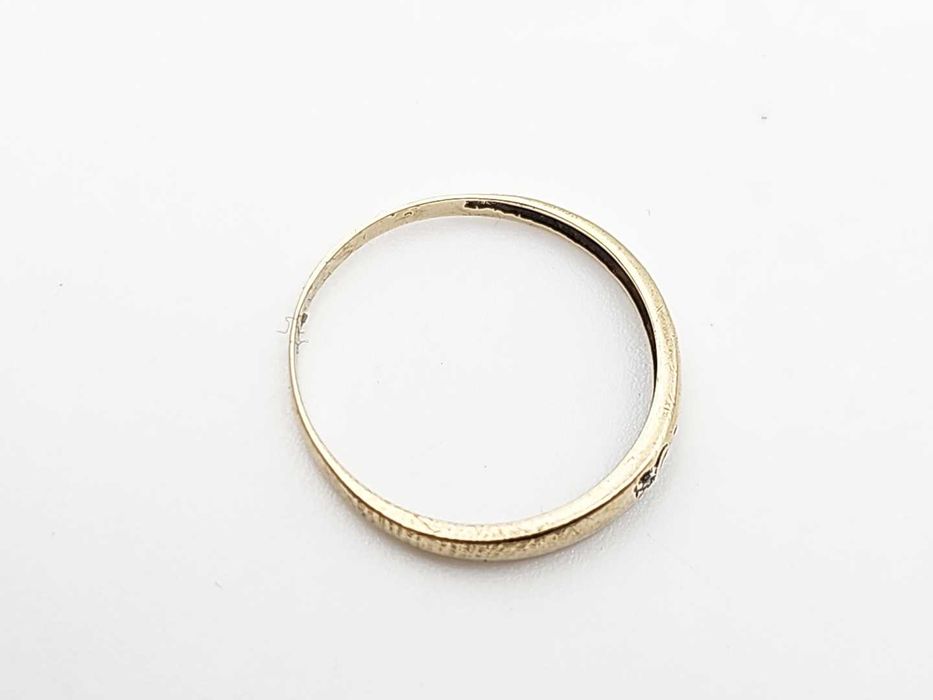 Delikatny złoty pierścionek 333 R. 16