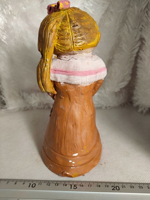 Menina de barro feita à mão
