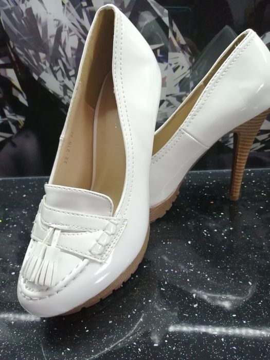 Szpilki białe na koturnie r. 37 NOWE