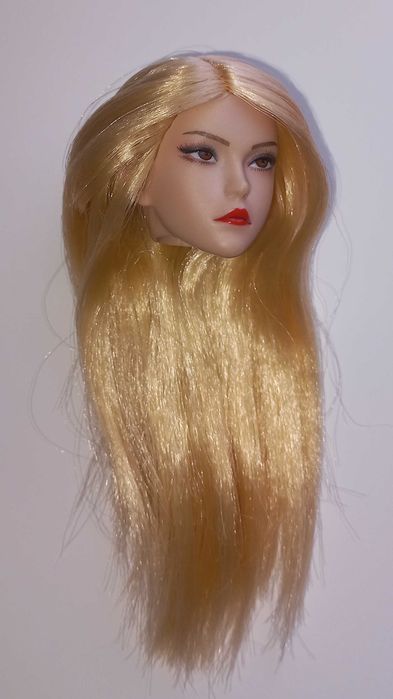 Głowa lalki z blond włosami