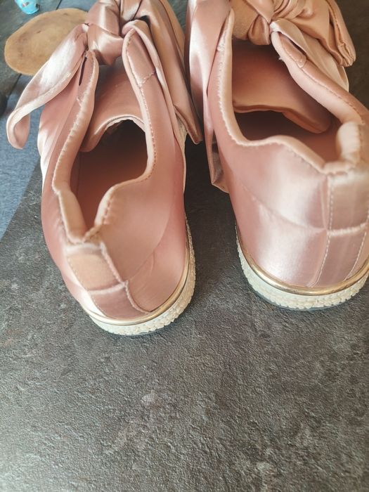 Piękne nowe adidasy w kolorze brudnego różu
