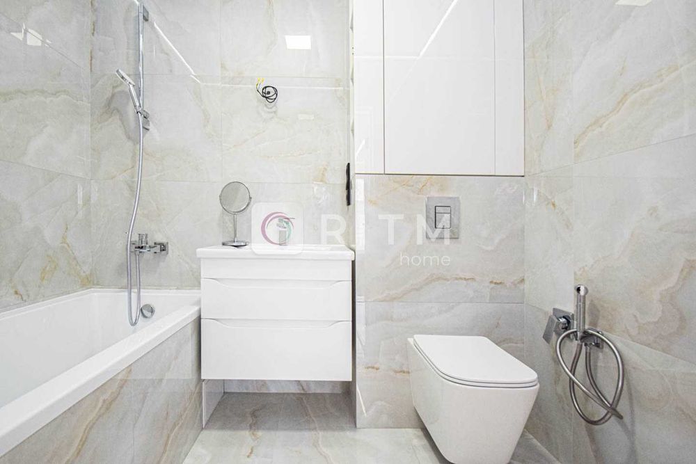 Продається сучасна 2-кімнатна квартира + кухня студія в центрі міста