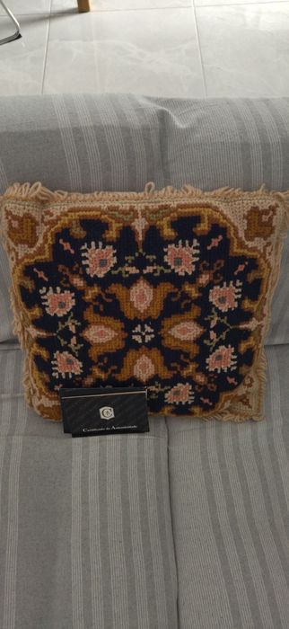 Almofada com certificado em ponto de Arraiolos
