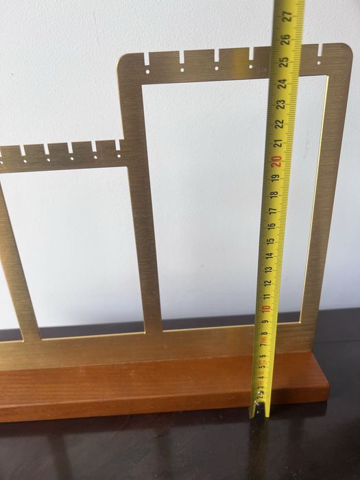 Expositor dourado de colares e brincos