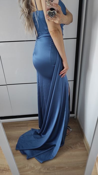 Koktajlowa suknia na ramiączkach