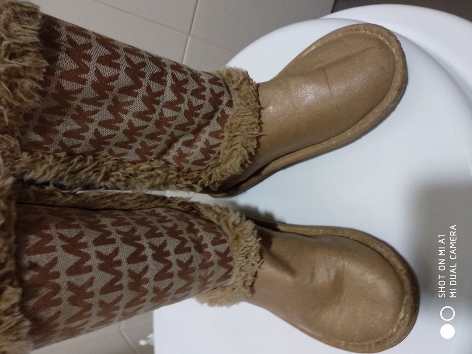 Botas menina e sapatilhas