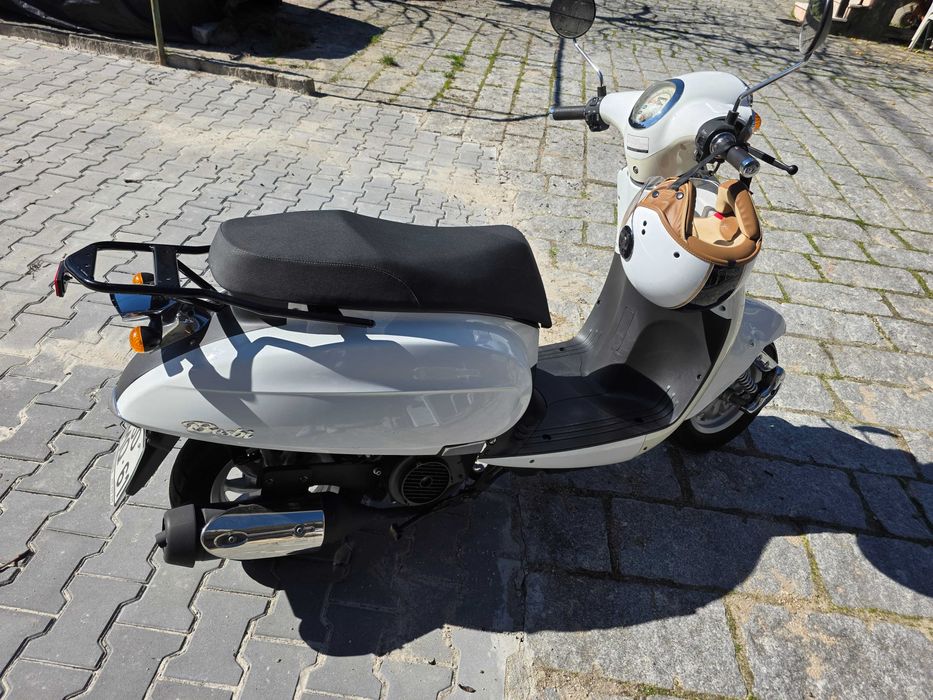 Daelim besbi 125 scooter
