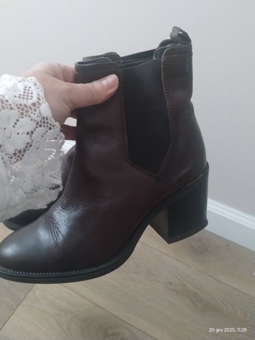Botki koloru brązowego skòrzane