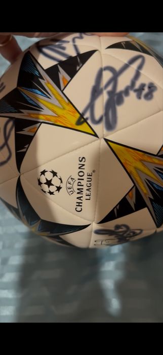 Футбольний мʼяч, підписаний Динамо членами української збірної