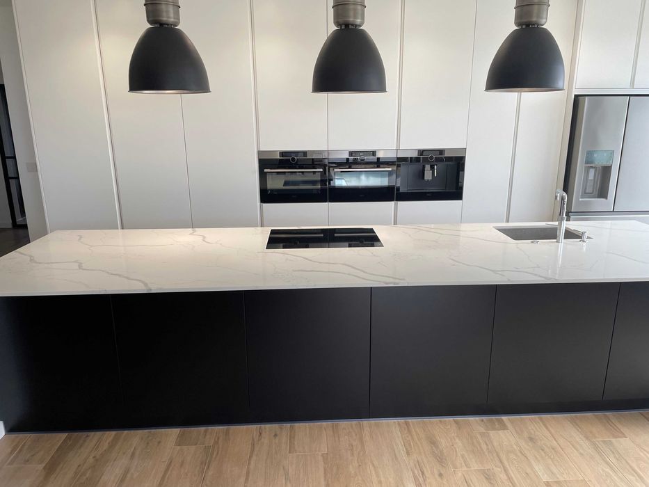 Blaty kamienne, kwarc naturalny, konglomerat, granit, spiek kwarcowy.