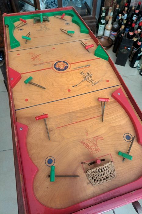 jogo de hóquei de mesa década de 1950.