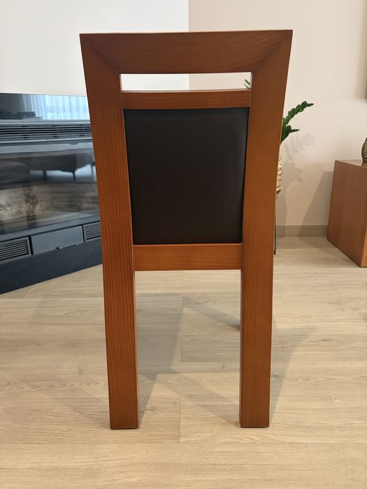 Tenho 4 cadeiras de mesa de jantar da marca cerne