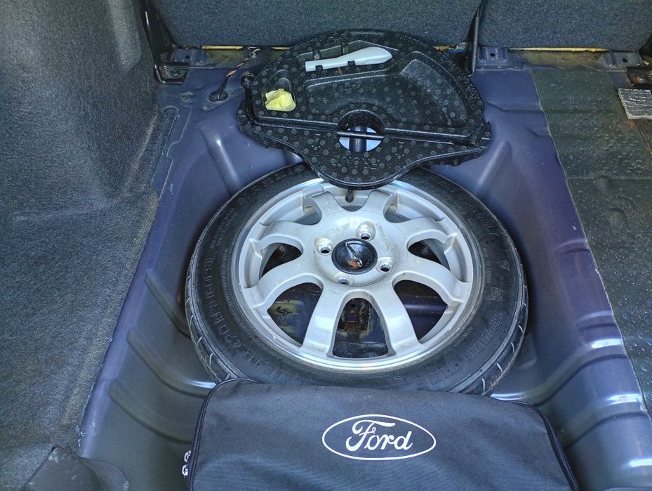 Ford Fiesta( PowerShift)2013року з двигуном 1.6 бензин.