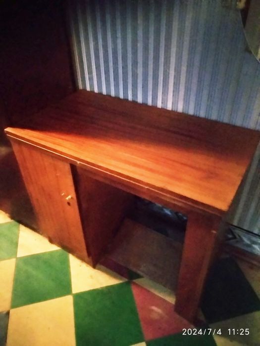 Швейная машинка Подольск + стол ,ящики итд ножной и ручной привод