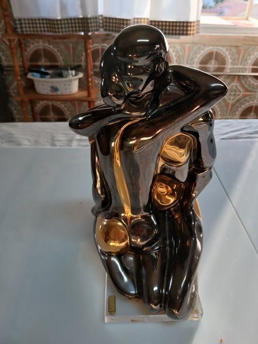 Estátua GALO de casal abracado da marca galos