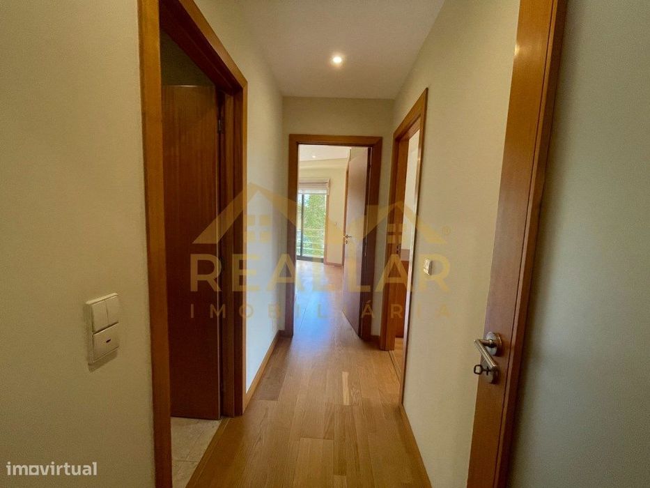 Apartamento T2 Mobilado com Box de Estacionamento em Localização Pr...