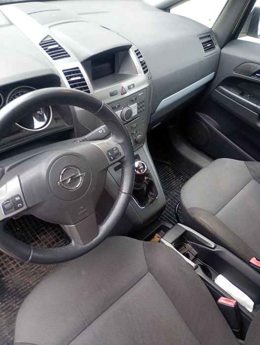 Автомобиль Opel Zafira