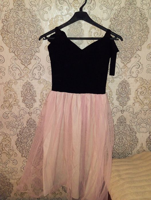 Випускна сукня в гарному стані