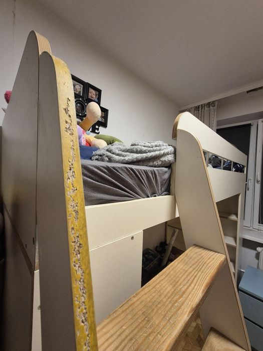 Łóżko piętrowe białe robione przez stolarza z regałami