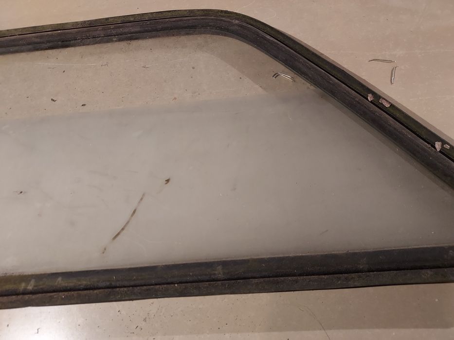 Szyba boczna fiat 125p karetka kombi