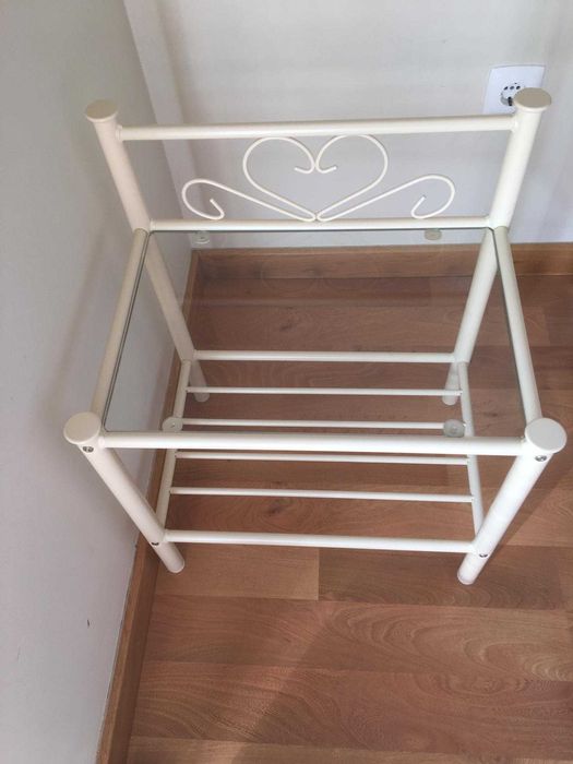 Estrutura de cama metálica e mesa de cabeceira64738337658753122