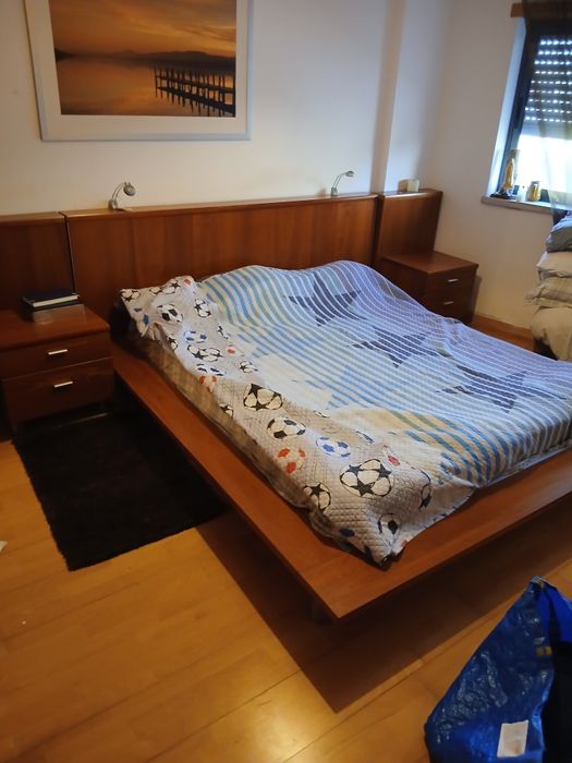 Cama de casal com duas mesas de cabeceira e camiseiro