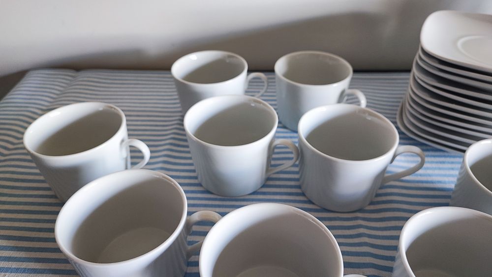 Conjunto lindíssimo de extrema qualidade em branco 10 chávenas e pires