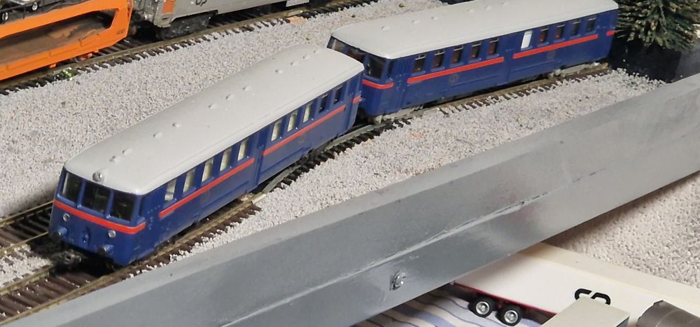 Giratoria e cocheira para comboios ho raros.