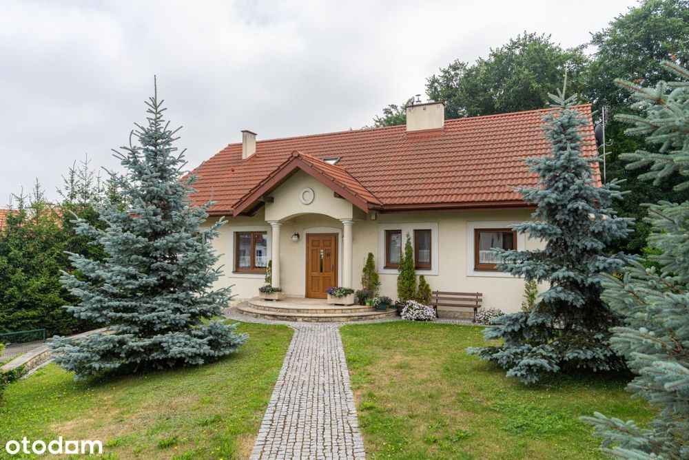 Dom lub pensjonat tuż pod Bramą Opatowską.
