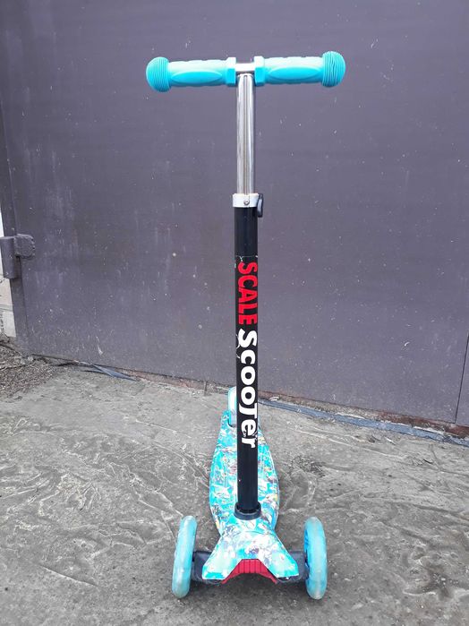 Дитячий трьохколісний самокат