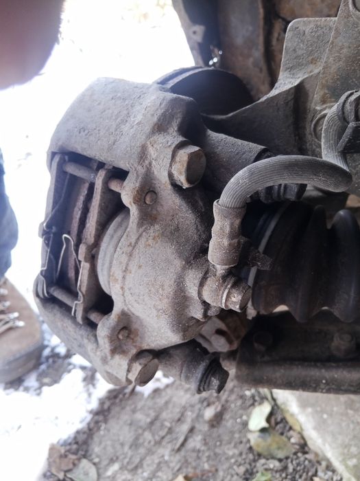 Суппорта-тормозные диски и колодки Мазда323F 1993г. Слепая